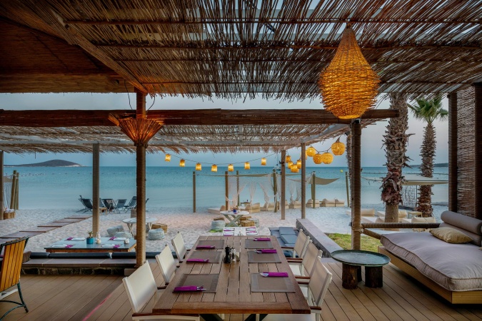 Alaçatı 11 Beach Club & Restaurant